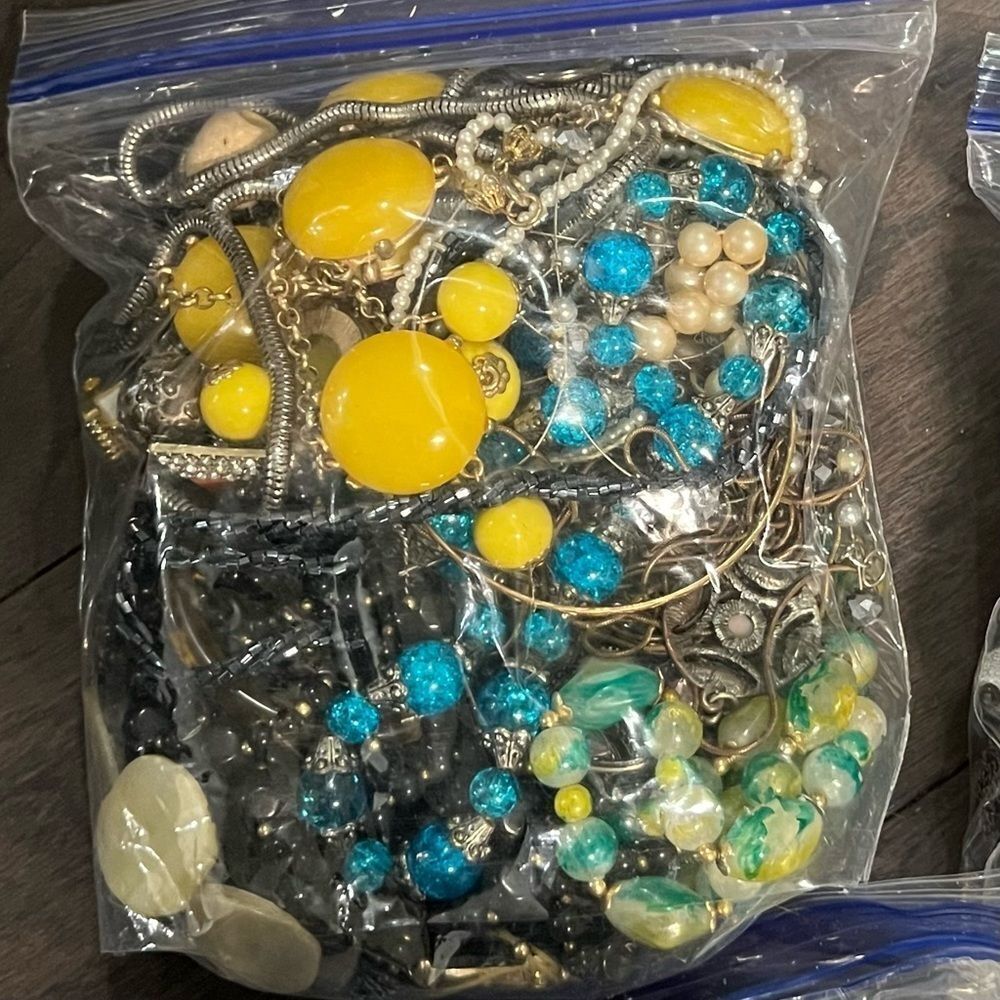 3 LB “BOTTOM OF BOX” MYSTERY JEWELRY LOT~ Hidden treasures from Jewelry Haul - Picture 8 of 11